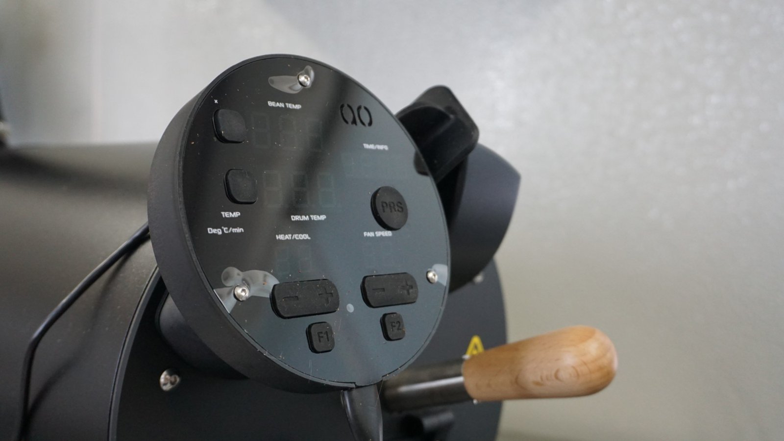 Aillio Bullet Roaster の操作パネル。BEAN TEMP・DRUM TEMP・HEAT/COOL・FAN SPEED の表示